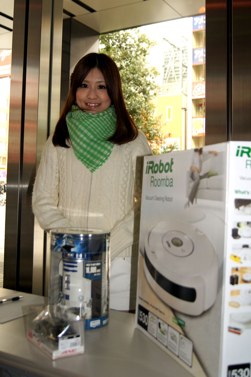 Illustration for article titled Xbox Booth Babes Bundled Up with Scarfs and Sweaters